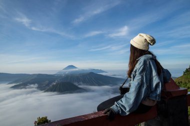Genç gezgin Mount Bromo Yanardağı güzel görünümüne bakıyor