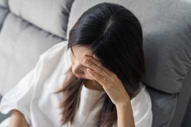 Depresif genç kadın baş el tutarak