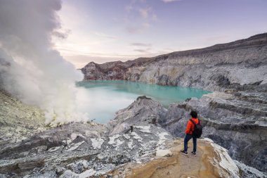 Genç travler krater Mavi Göl Kawah Ijen'de, Endonezya arıyorsunuz