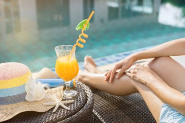 Yüzme havuzunda rahatlatıcı kadın, yaz tatili