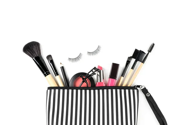 Make-up-Tasche mit verschiedenen Kosmetika und Pinseln isoliert — Stockfoto