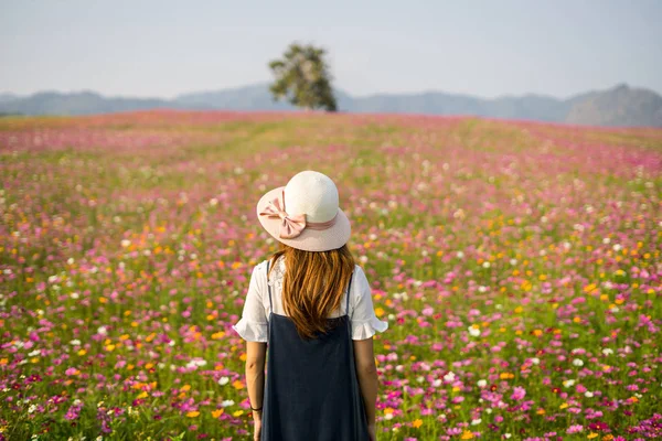 Młody Kobieta podróżnik stojący i patrząc piękny kwitnący Flo — Zdjęcie stockowe