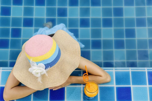 Жінка відпочиваючи в басейні, літні канікули — стокове фото