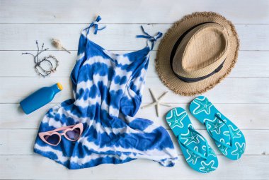 Beyaz ahşap ba aksesuarlar öğeleri ile kadın rahat giysiler