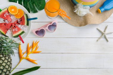 Aksesuarlar öğeleri ve tropikal meyve ile kadınların rahat giysiler