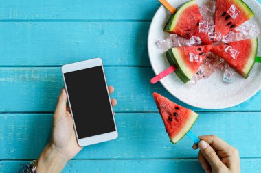 Renkli sopa ve el tutma ile karpuz dilim Popsicles 