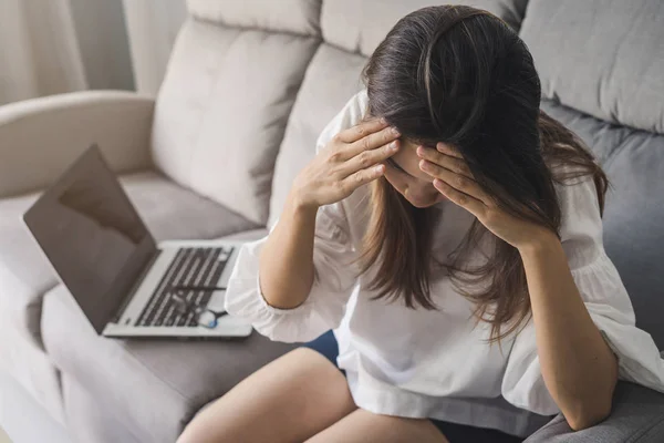 Depressive junge Frau hält Hand auf Kopf — Stockfoto