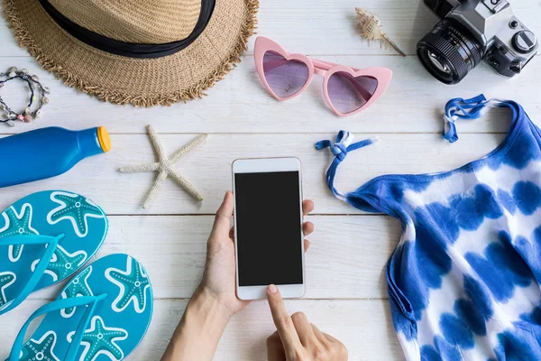 Ropa casual de mujer con accesorios y pantallas vacías — Foto de Stock