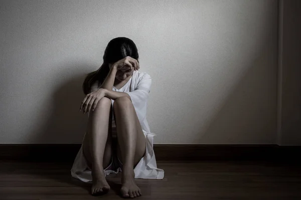 Depresso e stressato donna seduta sul pavimento da sola testa in — Foto Stock