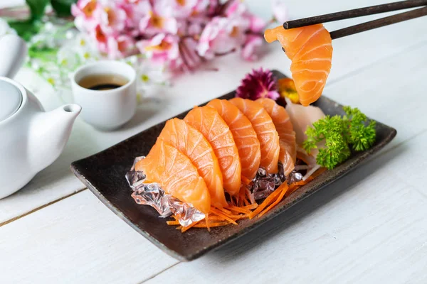 サーモンの刺身は、お茶と氷の新鮮なサーブ、日本のスタイル — ストック写真