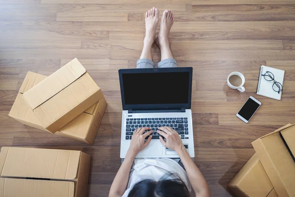 Joven mujer asiática trabajando en línea de negocios en casa, línea busine — Foto de Stock