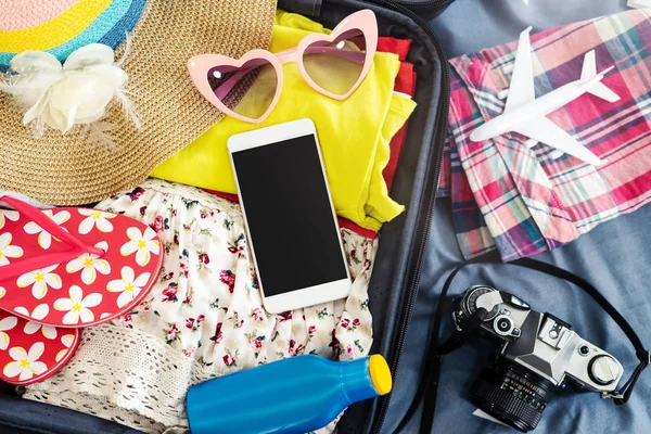 Young woman traveler packing her clothes and stuff in suitcase, — Stock Photo, Image