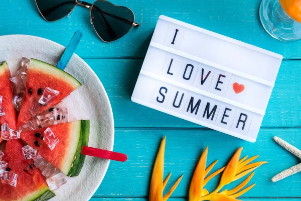 Freizeitkleidung für Frauen mit Accessoires und tropischen Früchten — Stockfoto