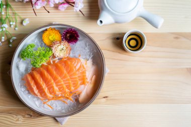 Somon sashimi dilim taze çay ile buz üzerinde hizmet, Japon tarzı