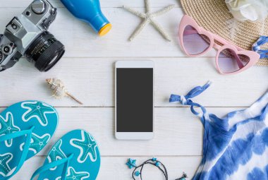 Aksesuarlar öğeleri ve boş ekran s ile kadınların rahat giysiler