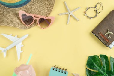 Pastel renkler arka plan üzerinde Kadın aksesuarları öğeleri, Yaz va