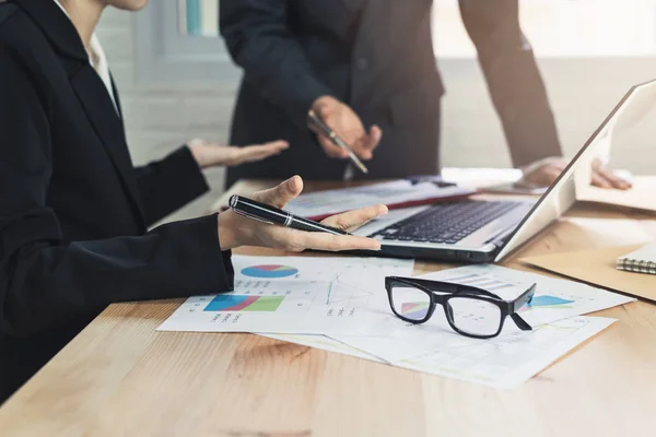 Equipo de compañeros de trabajo lluvia de ideas y reunión para discutir y analizar —  Fotos de Stock