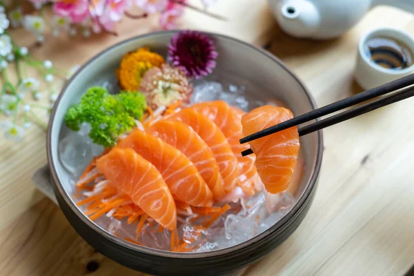 Salmón rebanada sashimi fresco servir en hielo con té, estilo japonés — Foto de Stock