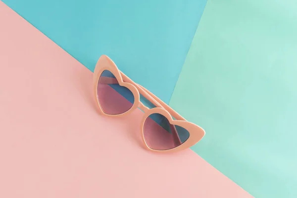 Солнечные очки в форме сердца на фоне пастельных цветов, Летний Конс — стоковое фото