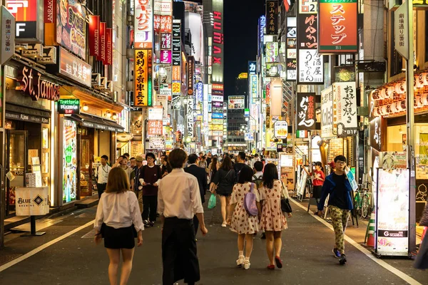 Moltitudine di persone che camminano nel quartiere Kabuki-cho di Shinjuku a Tokyo — Foto Stock