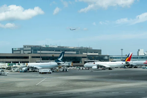 Aircraft at Narita Airport in Tokyo — Stock Photo, Image