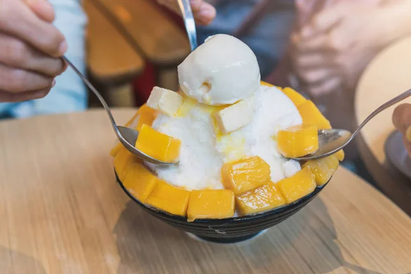 Group of people enjoy eating mango bing su, Korean dessert — Stock Photo, Image