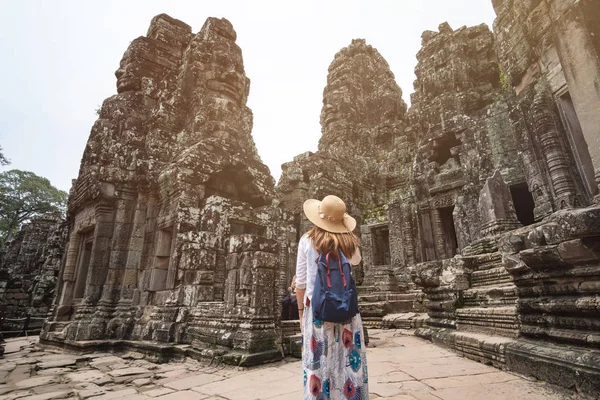 Giovane viaggiatrice in visita nel tempio di Bayon ad Angkor Wat comp — Foto Stock