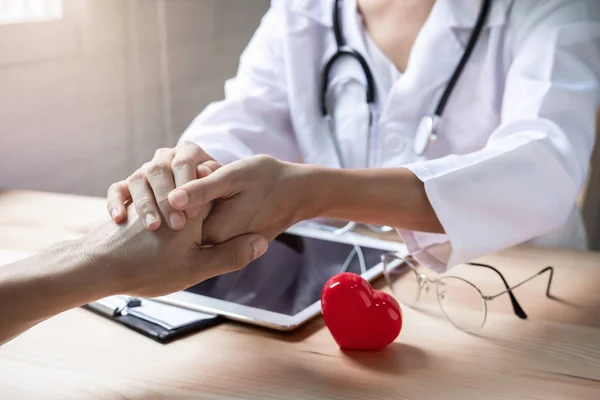 Gros plan des mains du médecin rassurant sa patiente pour l'encourager — Photo