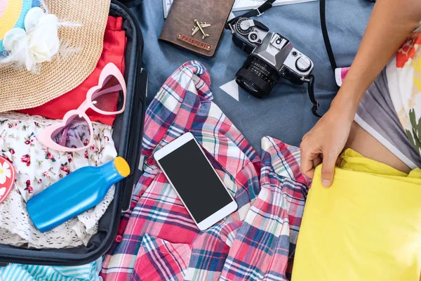 Young woman traveler packing her clothes and stuff in suitcase, — Stock Photo, Image