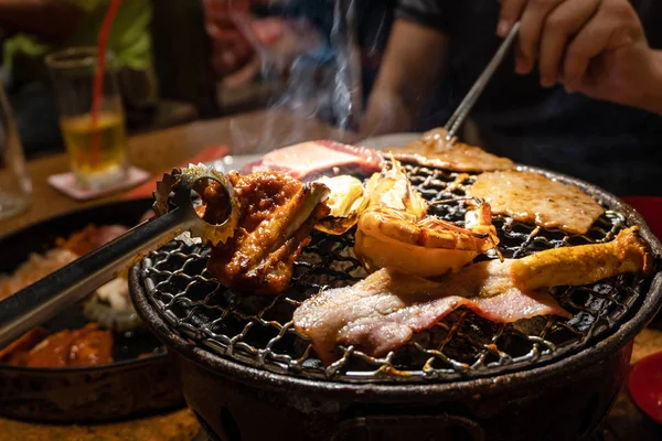 Csoport az emberek étkezési Koreai barbecue Yakiniku az étteremben — Stock Fotó