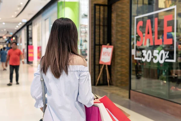 Jonge vrouw met boodschappentassen in het winkelcentrum, vrouw Lifestyle conc — Stockfoto