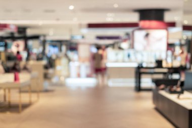 Alışveriş merkezindeki kozmetik bölümünün bulanık görüntüsü