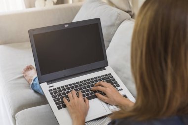 bir dizüstü bilgisayar arama web kullanarak kadın, tarama bilgileri