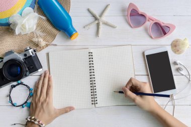 Aksesuarlar öğeleri ve boş ekran s ile kadınların rahat giysiler