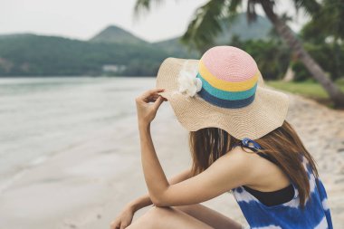 Yalnız kadın dalgın oturan ve denize bakarak