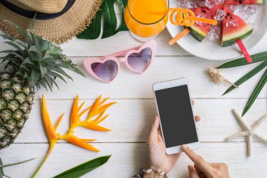 Aksesuarlar öğeleri ve tropikal meyve ile kadınların rahat giysiler