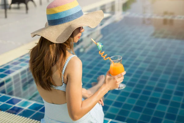 Жінка відпочиваючи в басейні, літні канікули — стокове фото