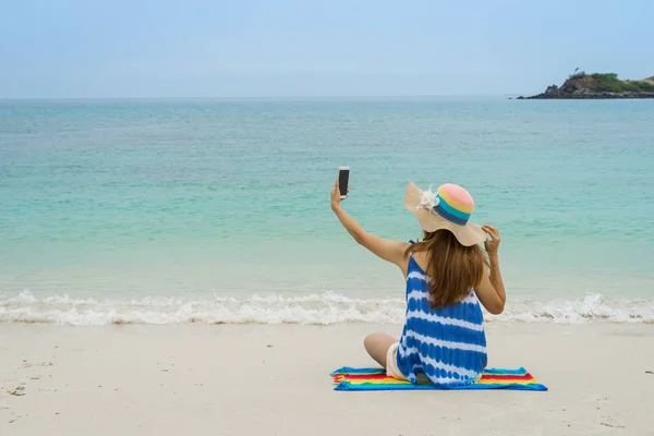 Молода жінка розслабляється і насолоджується на тропічному пляжі, літо — стокове фото