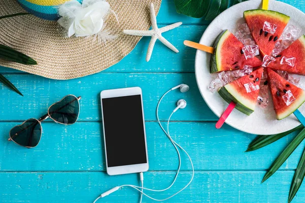 Ropa casual de mujer con accesorios y frutas tropicales — Foto de Stock