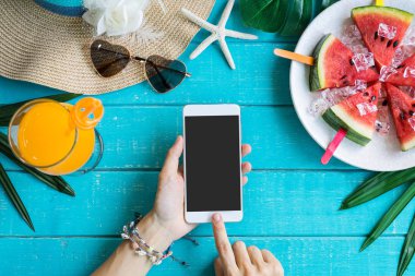 Aksesuarlar öğeleri ve tropikal meyve ile kadınların rahat giysiler