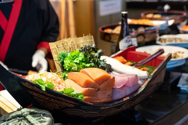 Japanese chef making sushi at restaurant — Stock Photo, Image