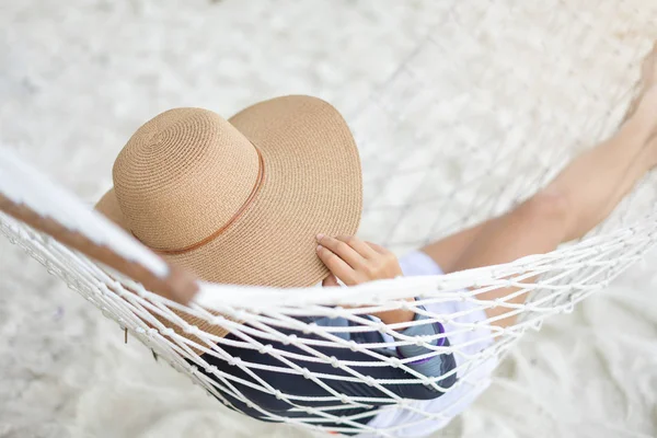 Junge Frau entspannen und genießen am tropischen Strand, Sommer — Stockfoto