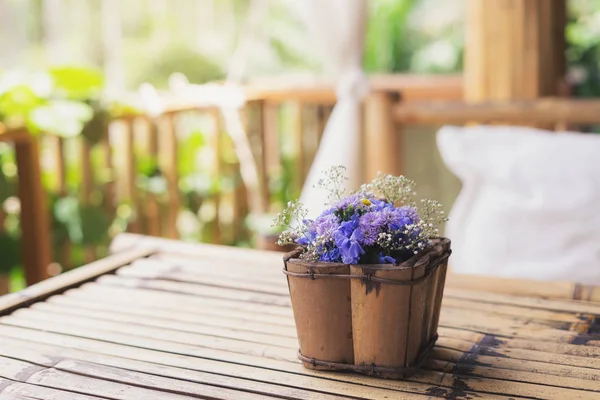 Buketter med blomster på et bord i restauranten – stockfoto