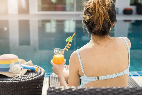 Yüzme havuzunda rahatlatıcı kadın, yaz tatili