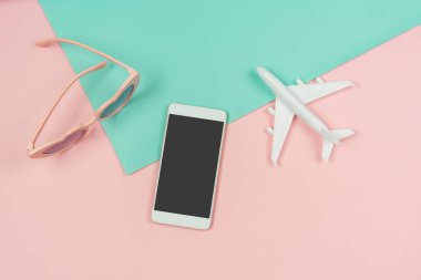 Pastel renklerde akıllı telefon ile kadın aksesuarları öğeleri geri