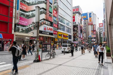 Akihabara 'da insanların kalabalığı, elektronik bölge ve Shoppi