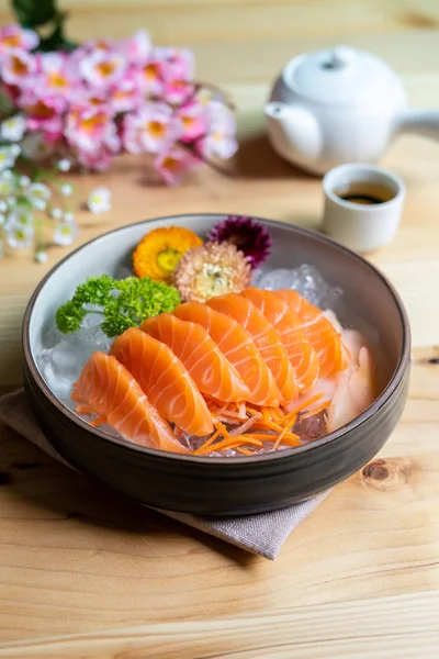 Salmão sashimi fatia fresca servir no gelo com chá, estilo japonês — Fotografia de Stock