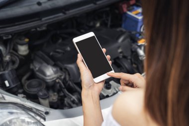 Yardım için akıllı telefon kullanarak araba bozuldu genç kadın