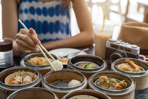 Viajera joven comiendo comida local (dim sum) en phuket, Thail — Foto de Stock