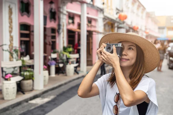 Jovem viajante andando e tirando uma foto em Phuket velho para — Fotografia de Stock